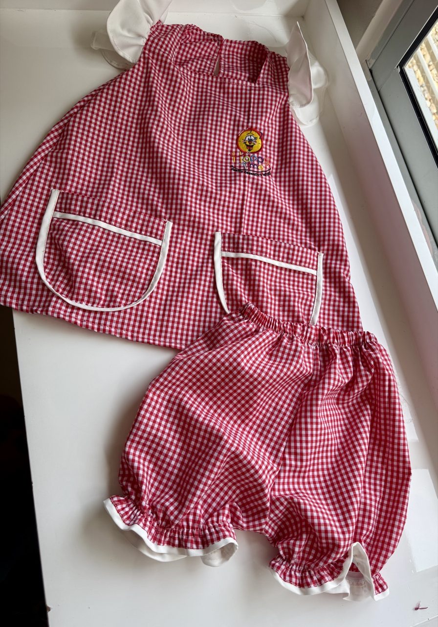 Uniforme preescolar de cuadros con bordado