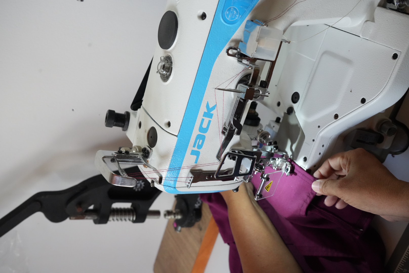 Costura de uniforme escolar en collarín