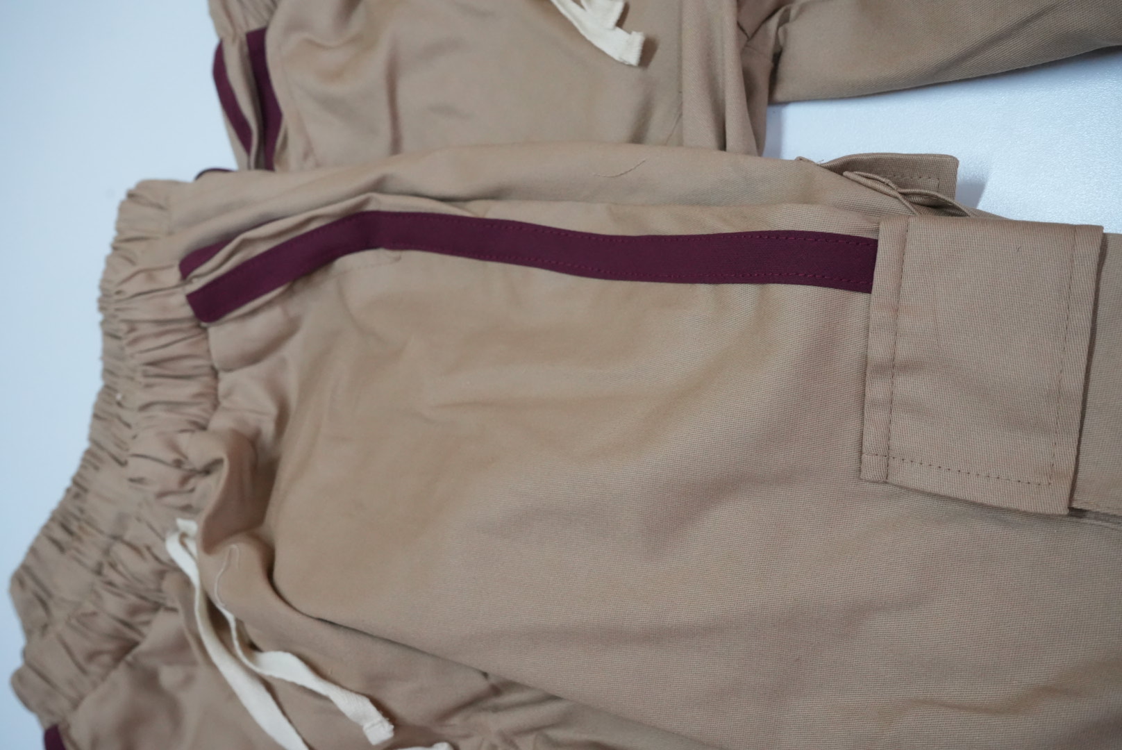 Pantalón de uniforme escolar con franja lateral