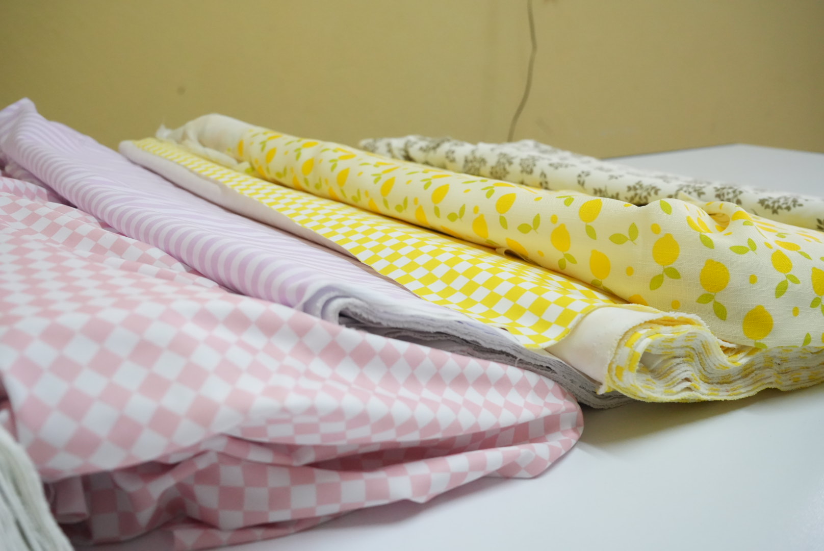 Telas y prendas infantiles en tonos pastel